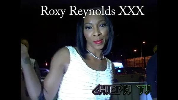 Afficher La star du porno ROXY RENOLDS nous montre le Goodies Sub 0 World UncutTube chaud