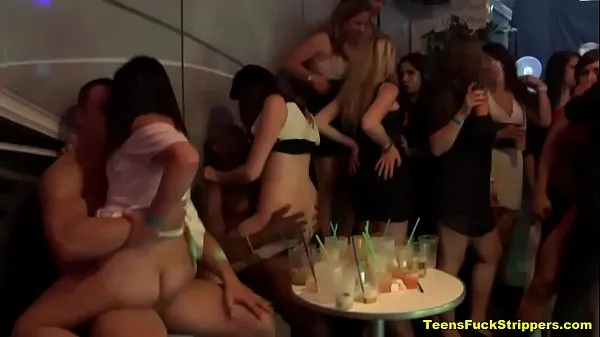 Mostrar CFNM Strippers se follan a sucias putas en la noche de fiestatubo caliente