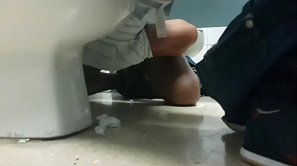 展示 Chico mamando en toilet de terminal / Guy sucking and jerking off 暖暖的管子