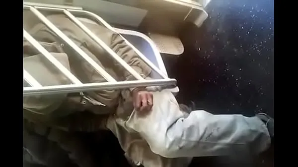 Prikaži viejo tocando bulto en el tren toplo cev