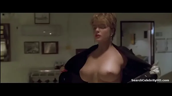 Erika Eleniak in Under Siege 1992 sıcak tüpü göster