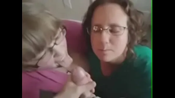 展示 Two amateur blowjob chicks receive cum on their face and glasses 暖暖的管子