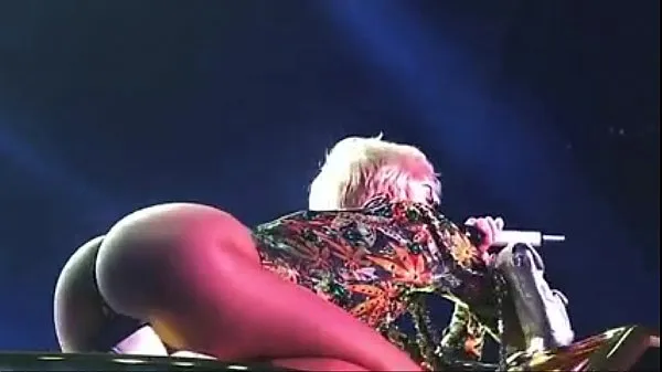 Afficher miley cyrus spectacle de cul parfaitTube chaud