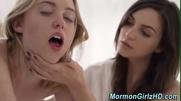 Afficher Amateur mormon léchant et jouant la chatte avec des jeunes filles lesbiennesTube chaud