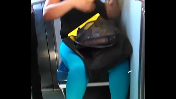 Mostrar 1 - beautiful subway girl in slippers exhibiting super cleavage tubo quente