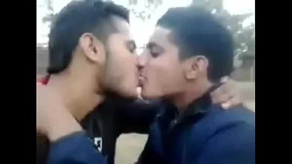 Mostrar público indio beso colegio profundo chicos gay en labiotubo caliente