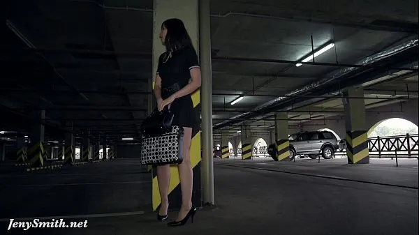 Afficher Jeny Smith huilant son corps nu dans un parking publicTube chaud