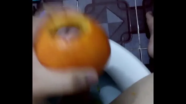 Afficher Masturbation aux fruits d'orangeTube chaud