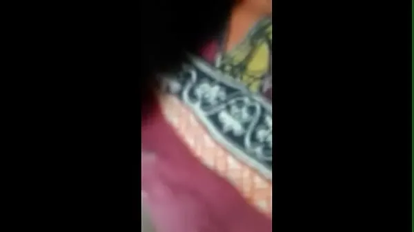 Mostrar Jugando con el coño de mi esposa desitubo caliente