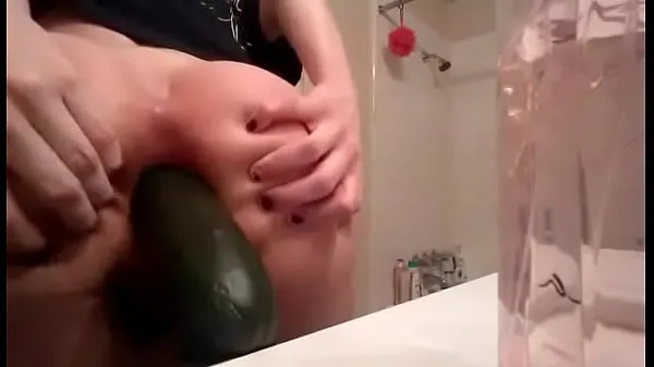 Mostrar Joven rubia gf puños ella misma y pone un pepino en el culotubo caliente