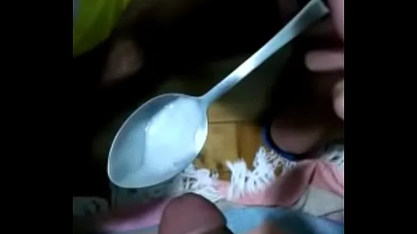 Tampilkan drinking milk from a spoon Tube hangat