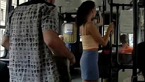 Mostrar Sexo en público en autobús público de la ciudad a plena luz del díatubo caliente