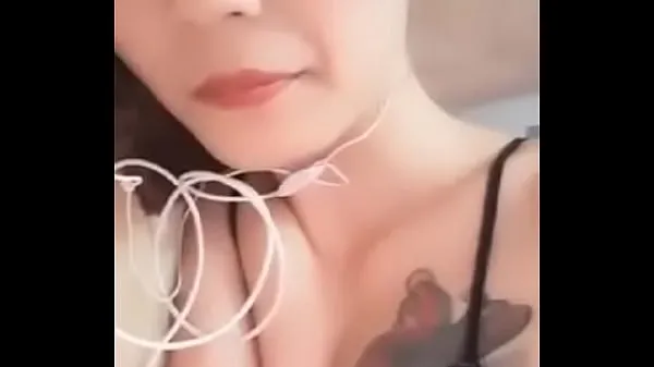 Bigo Mai Tay shows beautiful pink breasts sıcak tüpü göster