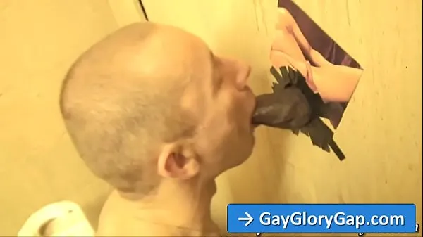 Zeige Adrian Troy schwuler Gloryhole-Schwanz lutscht mit Justin Blaydewarme Tube