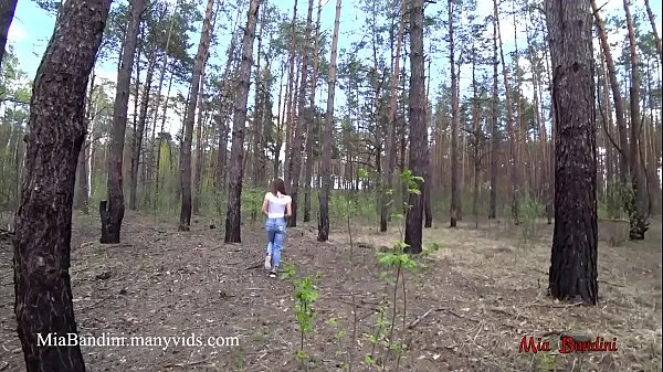 Afficher Baise publique en plein air pour Mia en forme dans la forêt. Mia BandiniTube chaud