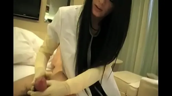 Pokaż Dark hair nurse giving a latex glove handjobciepły kanał