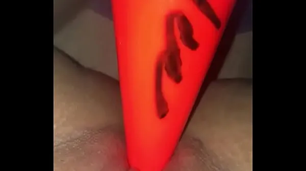 展示 Girl squirts from traffic cone 暖暖的管子