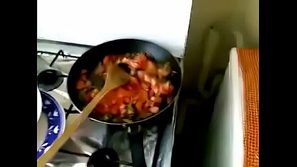 Mostrar Desi bhabhi chupando enquanto cozinha tubo quente