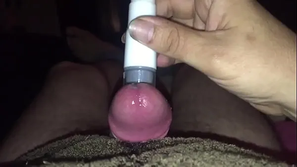 Mostrar Que grande prazer dar o vibrador no frênulo do frênulo tubo quente