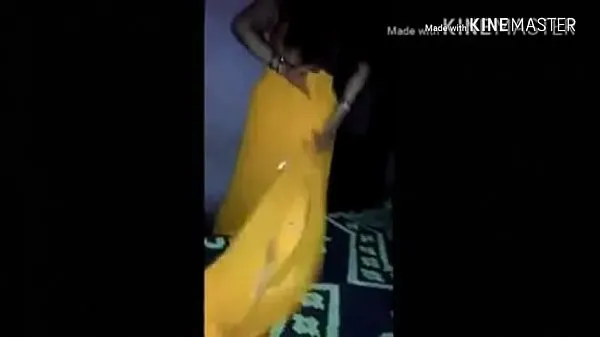 Mostra Indiano hot horny casalinga bhabhi in pettinatura di yallow saree dare pompino ai suoi venditori di reggisenotubo caldo