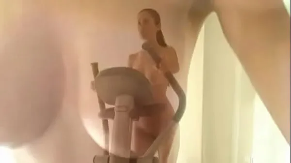 Muriel Nude Workout sıcak tüpü göster