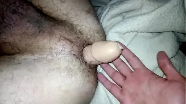 Mostrar Un par y yo jugando con un consolador gigante en el culotubo caliente