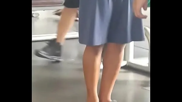 Mostrar Marking volume in shorts at the gym tubo quente