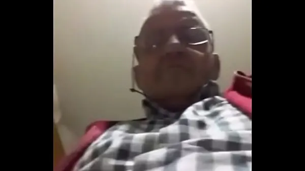 Mostrar abuelo pervertido mostrando su pollatubo caliente