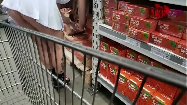 عرض Cris com o corno do seu marido filmando ela no hipermercado na rodovia, se mostrando para desconhecidos com um vestidinho curtinho الأنبوب الدافئ