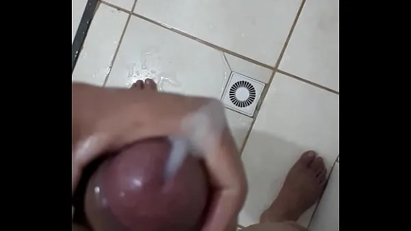 Mostrar Masturbándose muy sabroso en el bañotubo caliente