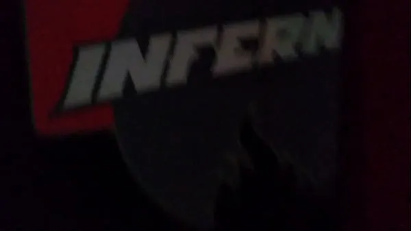 Показать Лулу в Club Infernoтеплую трубку