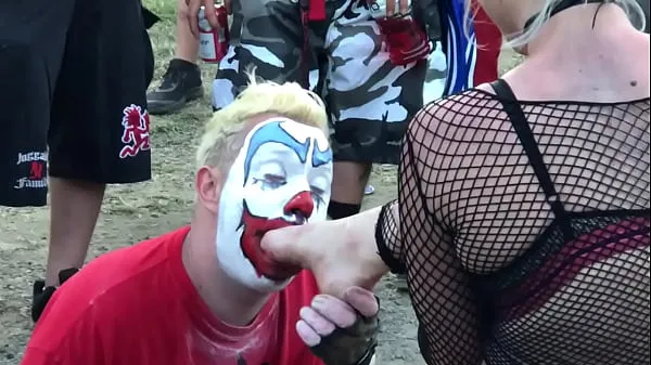 Toon FlipFlop The Clown Worshiping Feet At The 2018 Gathering Of The Juggalos – Clip # 3 warme buis