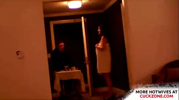 Prikaži Slutwife teasing a roomboy toplo cev