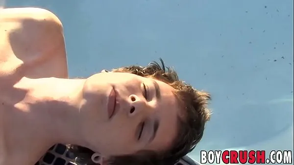 Show Hot young man jerks it at the pool warm Tube