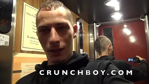 Zeige junger Kerl von ROMANTIK für ein Casting CRUNCHBOY in den Saft geficktwarme Tube