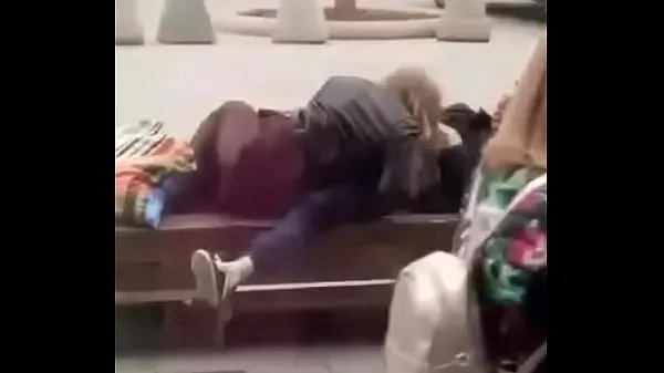 Zeige Dumme Blondine gibt Blowjob in der Öffentlichkeitwarme Tube