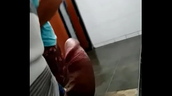 Mostrar Ayudar a la mano rapidito en el bañotubo caliente