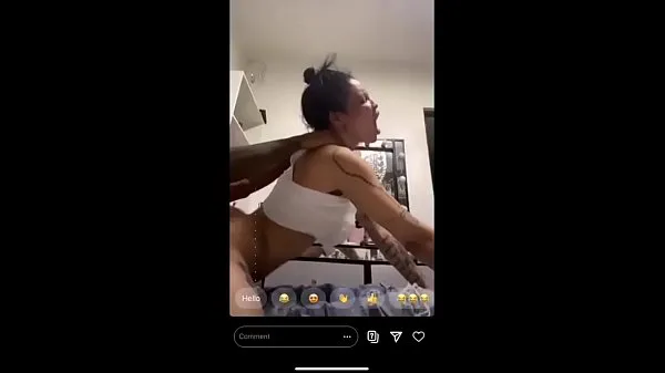 Zeige Mami Jordan singt auf einem Live auf Instagramwarme Tube