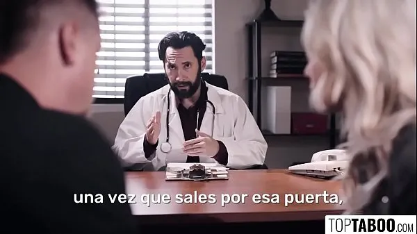 Mostrar Esposo ve mientras su HERMOSA esposa es IMPREGNANADA con el esperma del doctor [SUB ESPtubo caliente