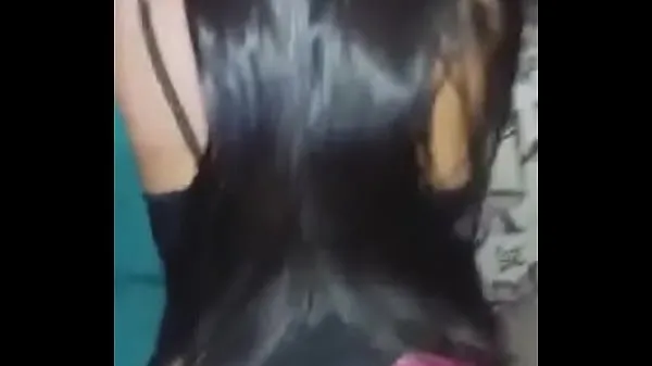 Mostrar Chica joven dando culo en el sofátubo caliente