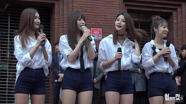 Mostrar Cuenta oficial [喵泡] Grupo de mujeres de Corea del Sur calle cuatro bellezas con piernas súper largas y shorts son sexys y tentadoras para bailartubo caliente