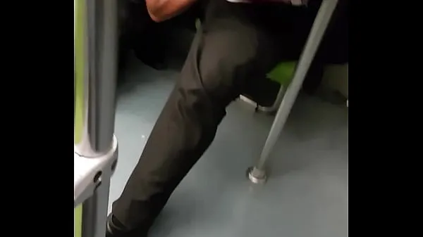 Mostrar Ele o chupa no metrô até que ele vem e os joga tubo quente