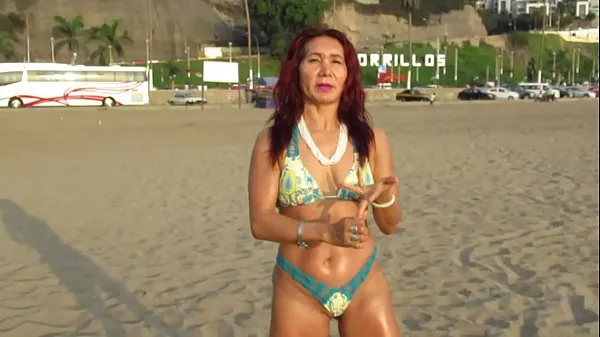 Mostrar A SEXY MILF OLHA COQUETOSA NA AREIA DO MAR DE CHORRILLOS tubo quente