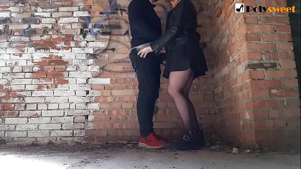 Fucked her BF in an abandoned building (Pegging meleg cső megjelenítése