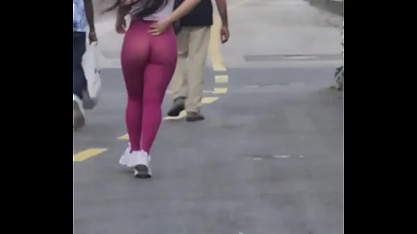 Mostrar Casado casi desnudo en la calle en leggings transparentes Luana Kazakitubo caliente