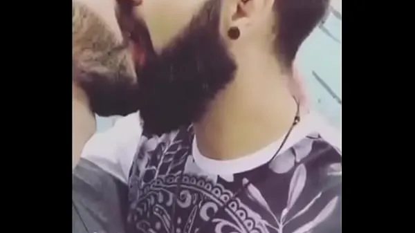 Mostrar Beso gay caliente entre dos chicos barbudostubo caliente