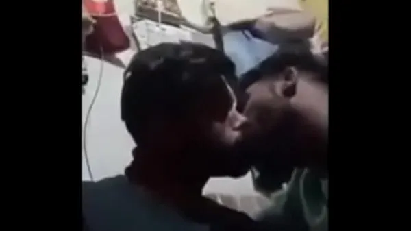 Mostrar Um casal de gays indianos quentes e sexy se beijando apaixonadamente tubo quente