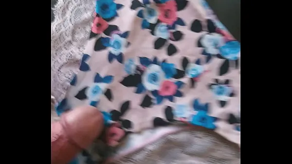 Afficher Je vois la culotte de ma petite demi-soeur et je n'hésite pas un peu à jouir dessus pendant que j'imagine à quel point elle est sexyTube chaud