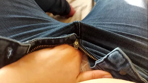 Mostra Masturbazione 4K in jeans con orgasmotubo caldo