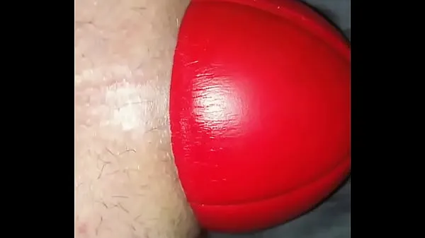 Mostrar Macho dando a luz a un enorme balón de fútbol de 12 cm de ancho, desde lo más profundo de mi culotubo caliente